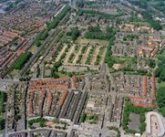 85235 Luchtfoto van een gedeelte van de wijk Zuilen te Utrecht, uit het oosten. In het midden de kaalslag ten behoeve ...